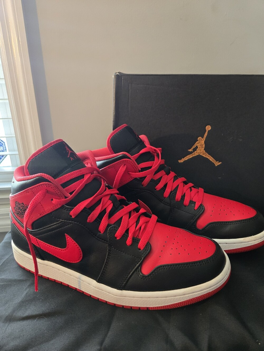 Nike Air Jordan 1 Mid Alternate Bred Black Fire Red Size 11 w/ Box